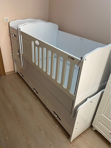 Diğer Sallanan ve Uzayan Ahşap Bebek Beşik