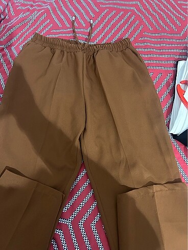 sütlü kahve rengi beli lastikli esnek kumaş pantalon.