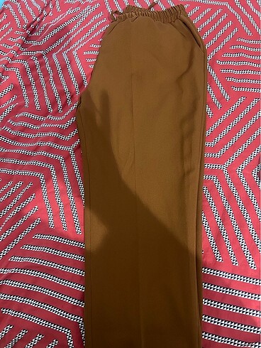 48 Beden sütlü kahve rengi beli lastikli esnek kumaş pantalon.
