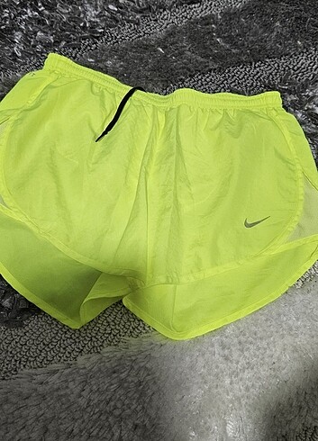 Neon Sarı Nike Şort ?? orijinaldir, güzel günlerde kullanılsın ?