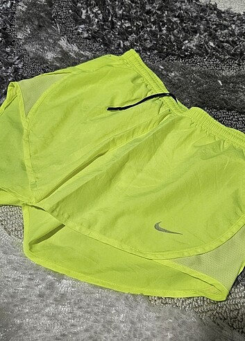 s Beden sarı Renk Neon Sarı Nike Şort ?? orijinaldir, güzel günlerde kullanılsın ?