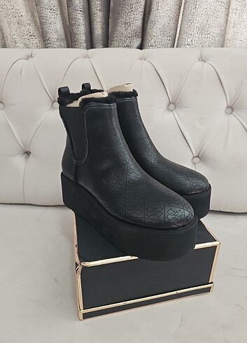 39 Beden siyah Renk Guess Bot