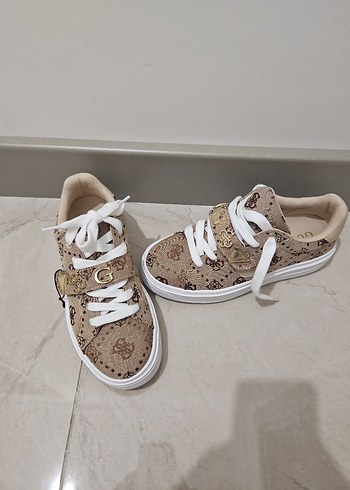 36 Beden Guess Drift 4G ve Peony logolu sneaker