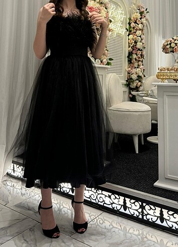Siyah tüylü, tüllü elbise arkası ipli abiye elbise