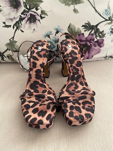 Zara Zara leopar desenli topuklu ayakkabı