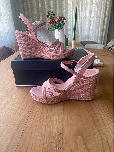 Tommy Hilfiger Kadın Dolgu Topuklu Espadril Sandalet