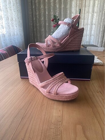 Tommy Hilfiger Tommy Hilfiger Kadın Dolgu Topuklu Espadril Sandalet