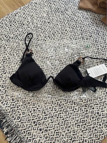 Siyah bikini üstü