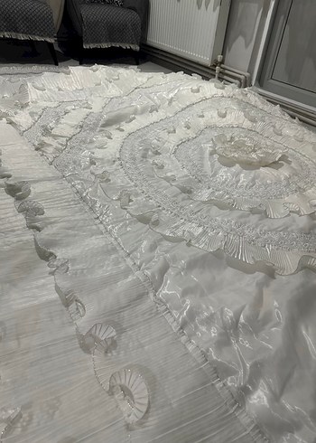 İşlemeli Parlak Beyaz Yatak Örtüsü - Görsel 2