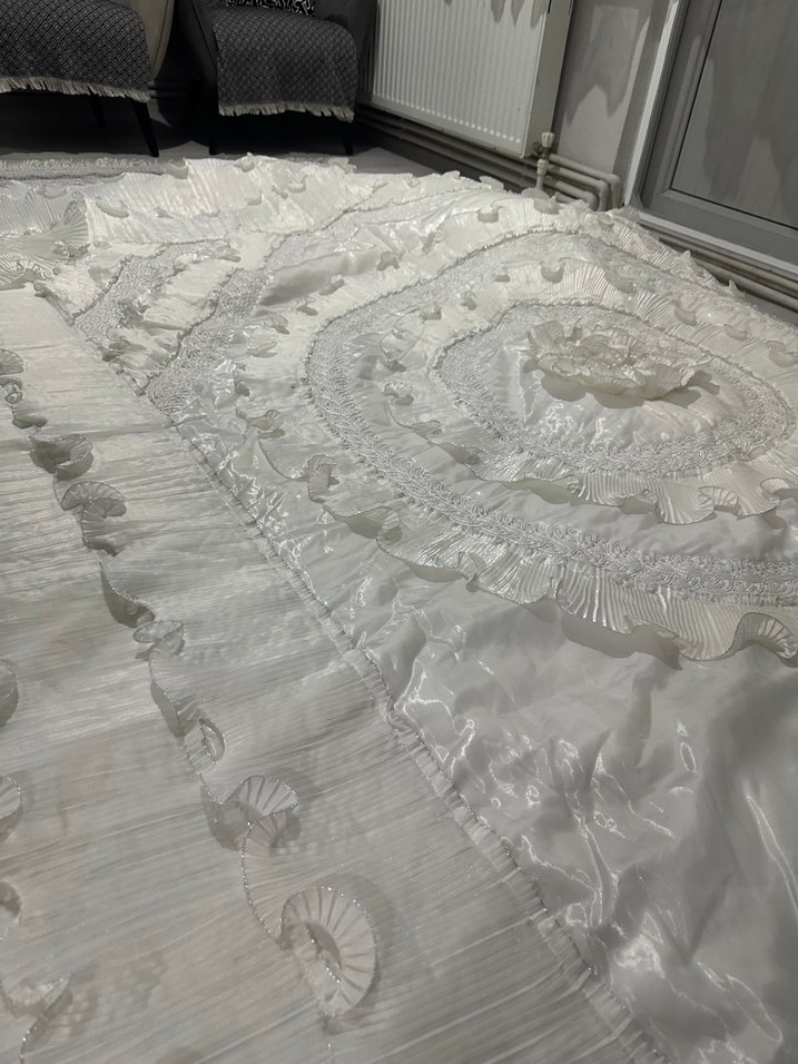 İşlemeli Parlak Beyaz Yatak Örtüsü - Görsel 2