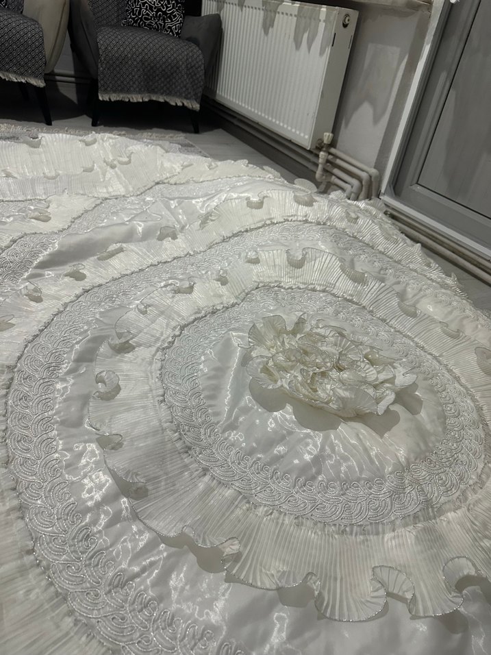 İşlemeli Parlak Beyaz Yatak Örtüsü - Görsel 4