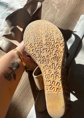 Bej Deri Dolgu Topuklu Kadın Sandalet - Görsel 3