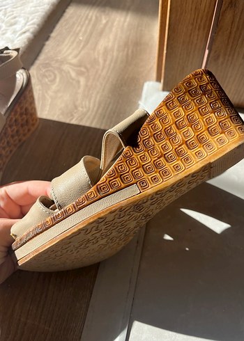 Bej Deri Dolgu Topuklu Kadın Sandalet - Görsel 2