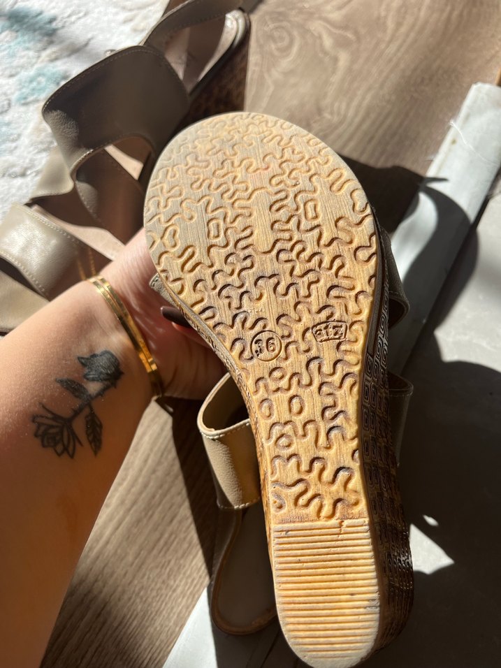 Bej Deri Dolgu Topuklu Kadın Sandalet - Görsel 3