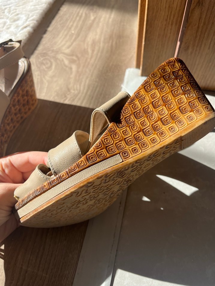 Bej Deri Dolgu Topuklu Kadın Sandalet - Görsel 2