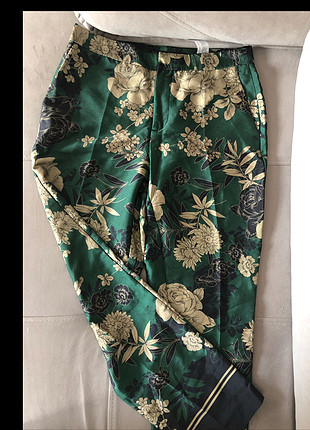 Zara yeşil renk çiçek desenli saten kısa paça culotte pantolon
