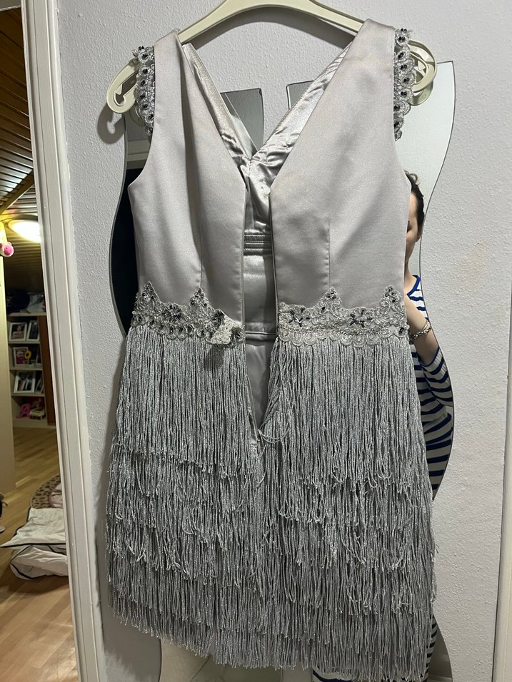 Püsküllü Gri Mini V Yaka Abiye Elbise - Görsel 3