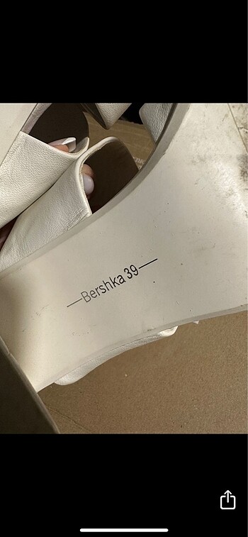 39 Beden beyaz Renk Bershka deri terlik