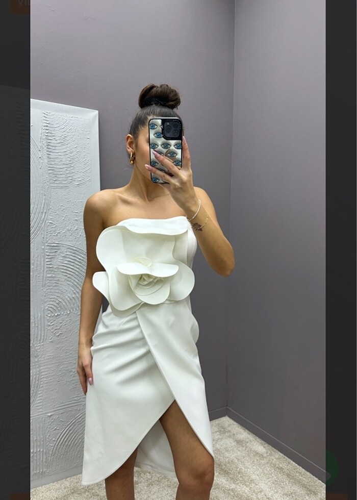 Beyaz Straplez Çiçek Detay TasarımElbise - Görsel 2