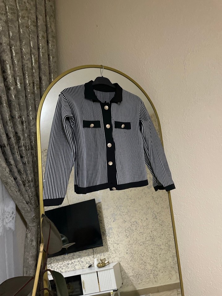 Standart beden Düğmeli Siyah Beyaz Çizgili Mini Hırka - Görsel 2