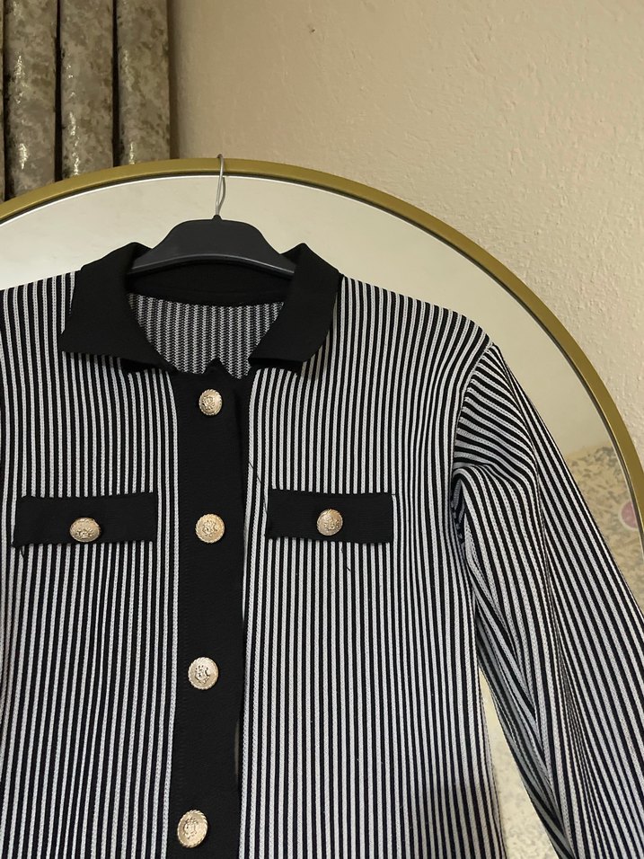 Standart beden Düğmeli Siyah Beyaz Çizgili Mini Hırka - Görsel 3