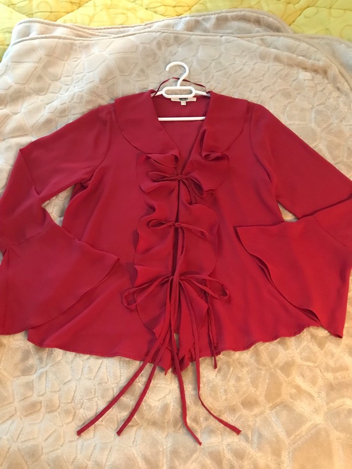 Kırmızı Volanlı Kadın Bluz, V Yaka, Uzun Kollu - Görsel 3