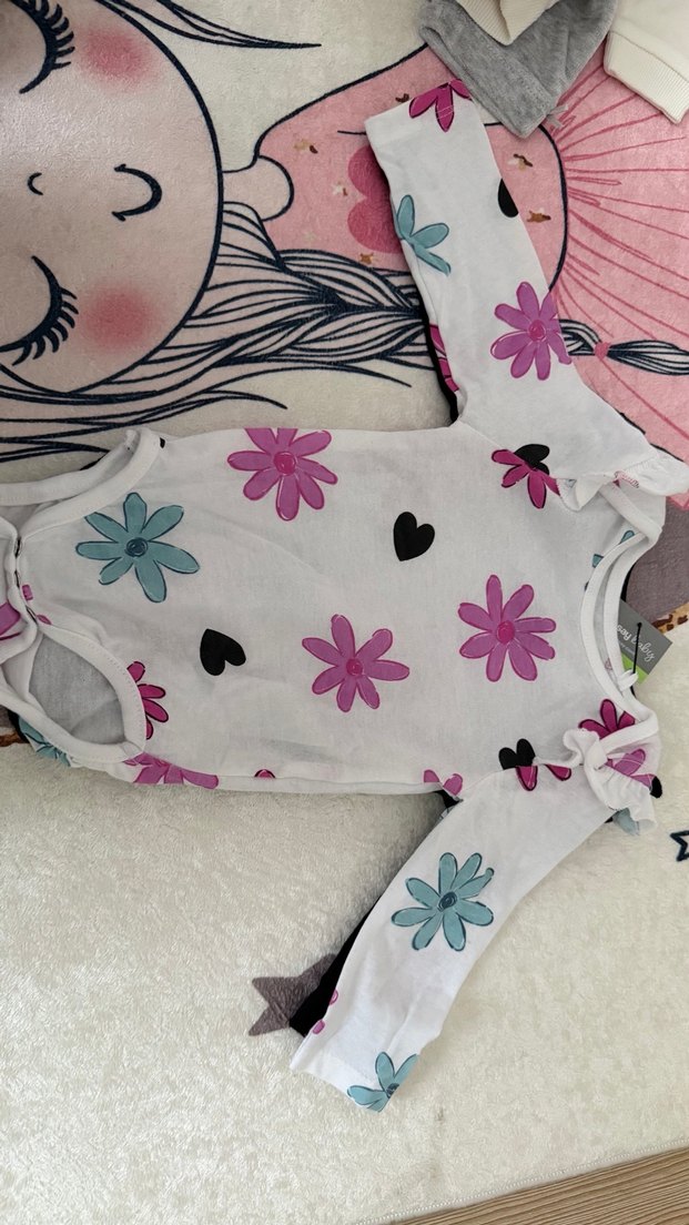 Uzun Kollu Siyah ve çiçekli beyaz Bebek Body - Görsel 2