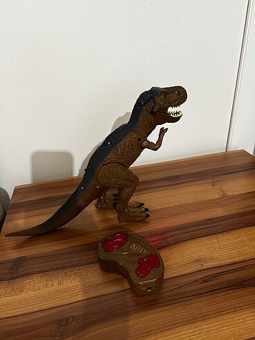 Uzaktan kumandalı dinozor
