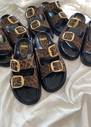 Zara Kadın Leopar Desenli Platformlu Terlik