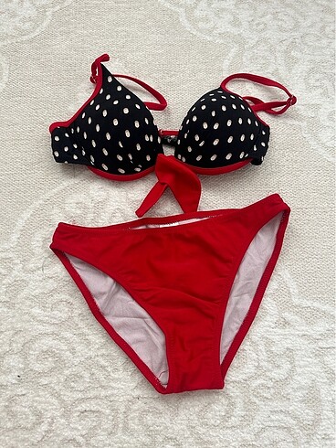 Kırmızı bikini takımı