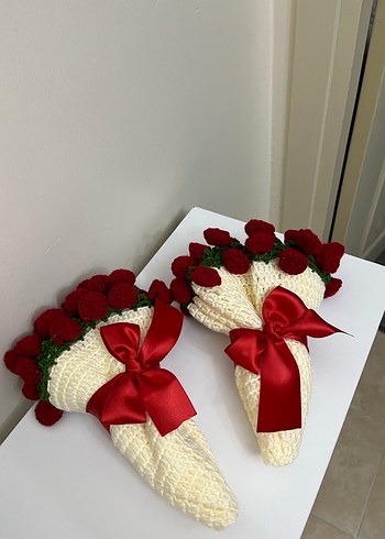  Beden kırmızı Renk Kırmızı Kurdeleli Örgü Çiçek Buketi