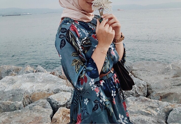 Çiçekli elbise