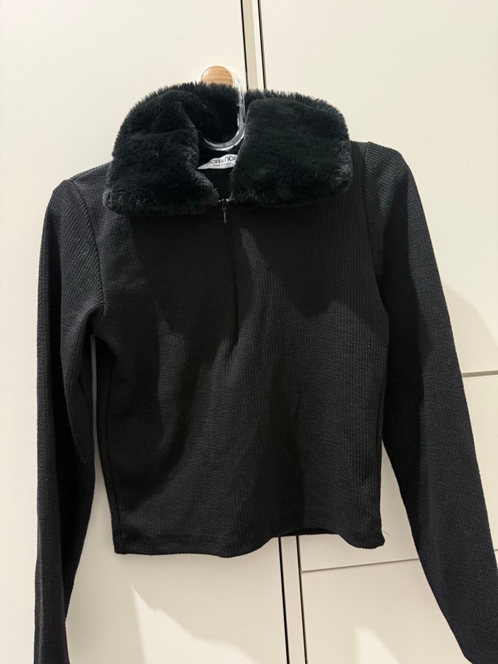 Siyah Kürklü Kadın Uzun Kollu Kazak - Görsel 3