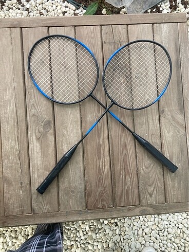 Badminton raketi