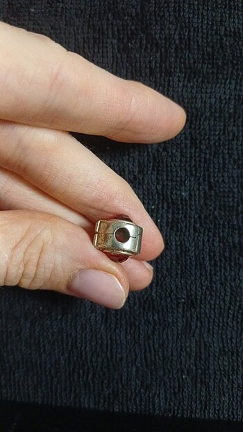 Beden Kırmızı taşlı charm stopper