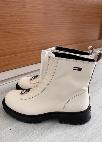 Beyaz Minimalist Kadın Deri Bot - Görsel 2