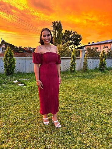 Kırmızı elbise