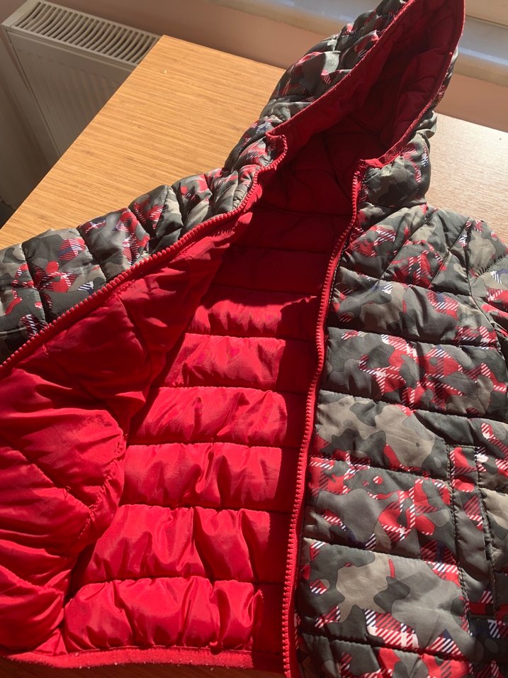 Kırmızı Kapüşonlu Erkek Çocuk Mont - Görsel 2