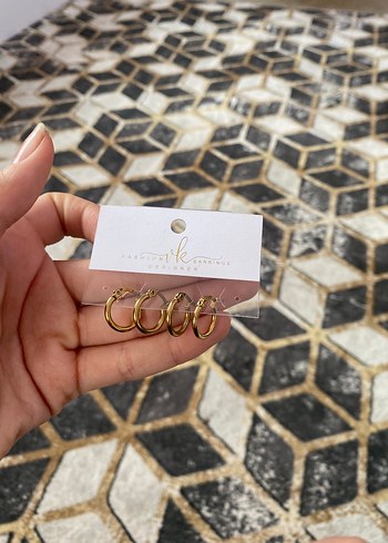 Altın Renk Zincir Detaylı Mini Küpeler