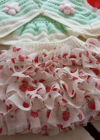 Çiçek İşlemeli Kız Triko Yelek ve Kat Kat Etek - Görsel 3