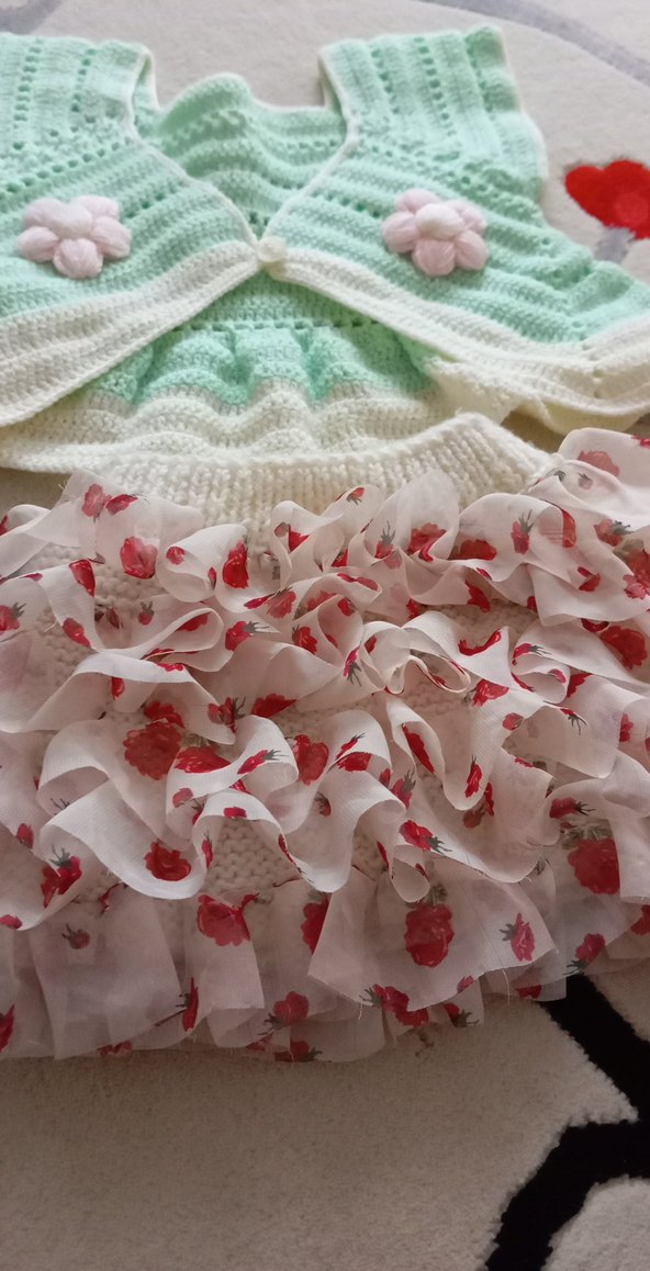 Çiçek İşlemeli Kız Triko Yelek ve Kat Kat Etek - Görsel 3