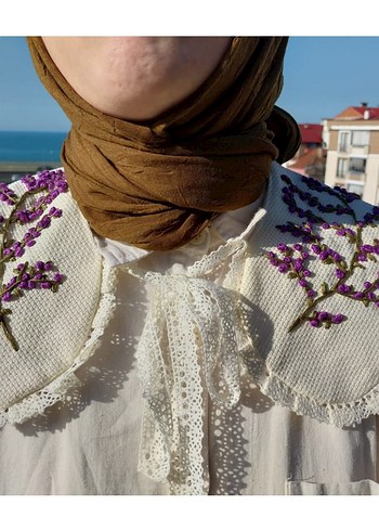 İŞLEMELİ YAKA