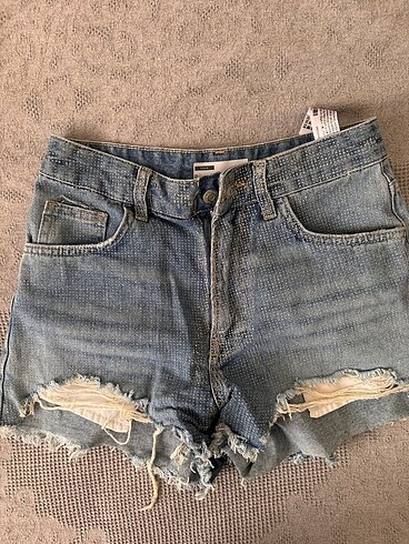 Bershka taşlı şort