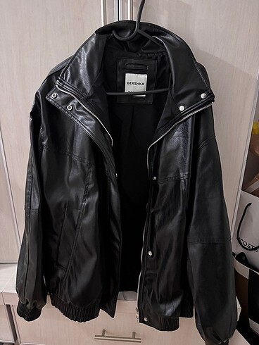 m Beden Bershka siyah deri ceket