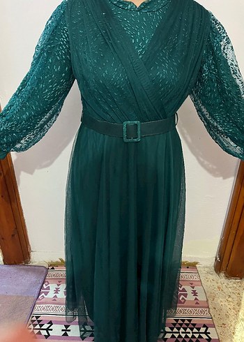 Zümrüt yeşili renktir