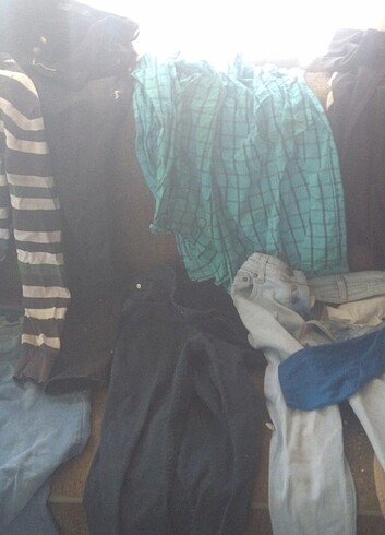 s/m Beden 15 adet karışık giysi 6 tanesi kot pantolon ilanı okuyun