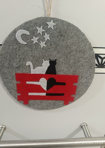 Kedili Kırmızı Banklı Gri Duvar Süsü - Görsel 5