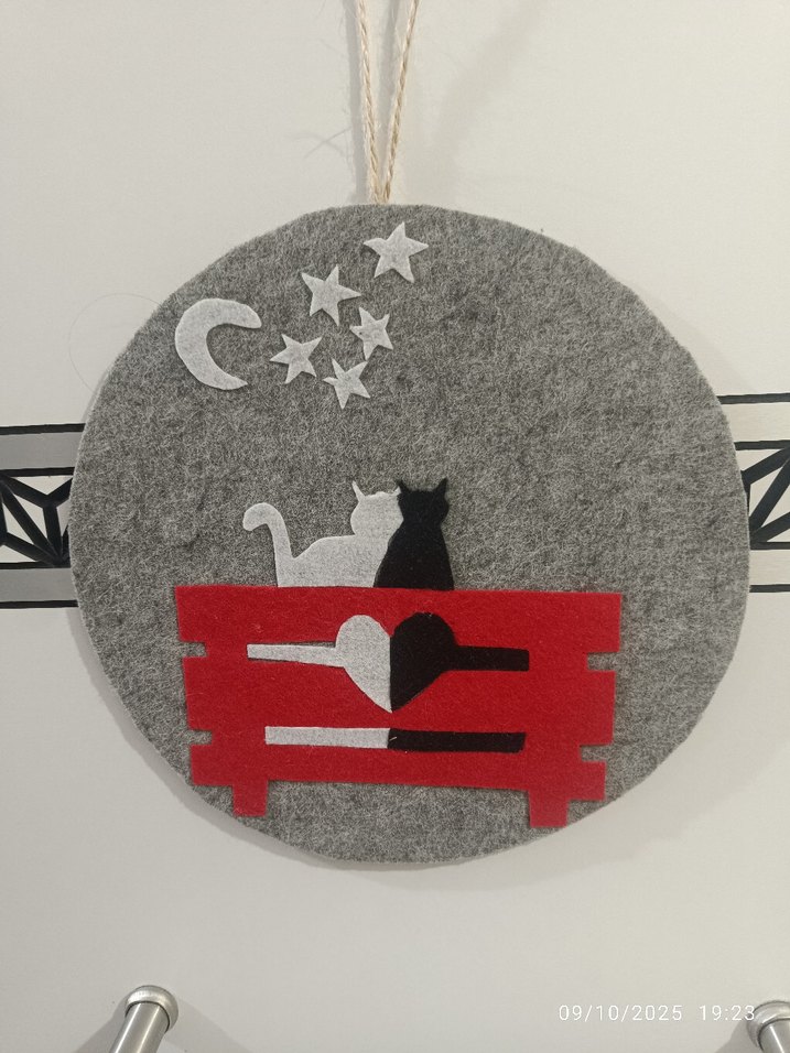 Kedili Kırmızı Banklı Gri Duvar Süsü - Görsel 4