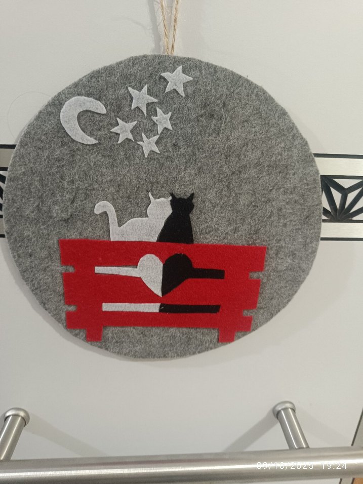 Kedili Kırmızı Banklı Gri Duvar Süsü - Görsel 5