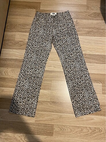 Stradivarius leopar desenli pantolon
